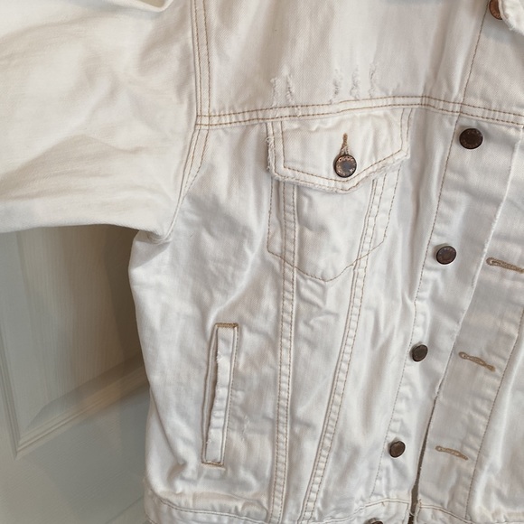 Free People oversized distressed denim jacket 
XS, soft white w/copper buttons - Picture 4 of 7